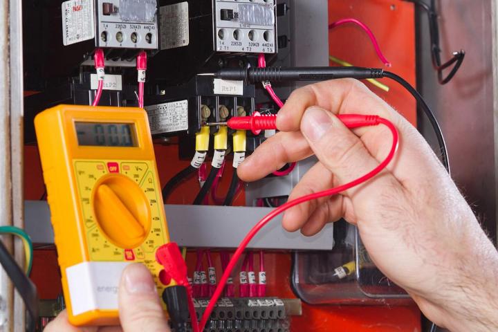 Inspection d'un tableau électrique en Île-de-France